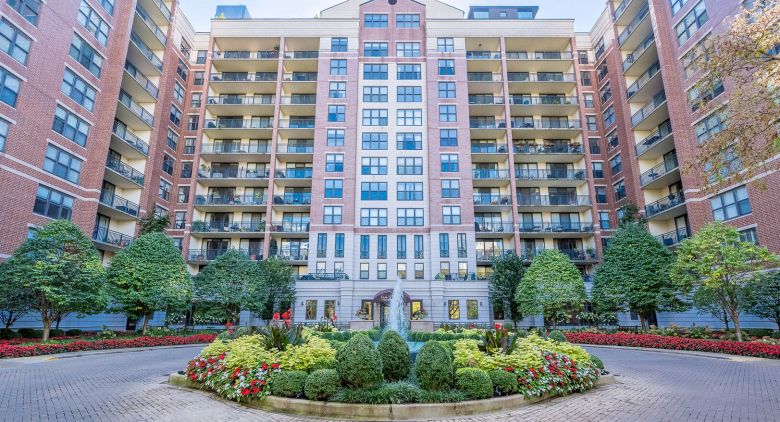 55 W Delaware Pl. #208-P052