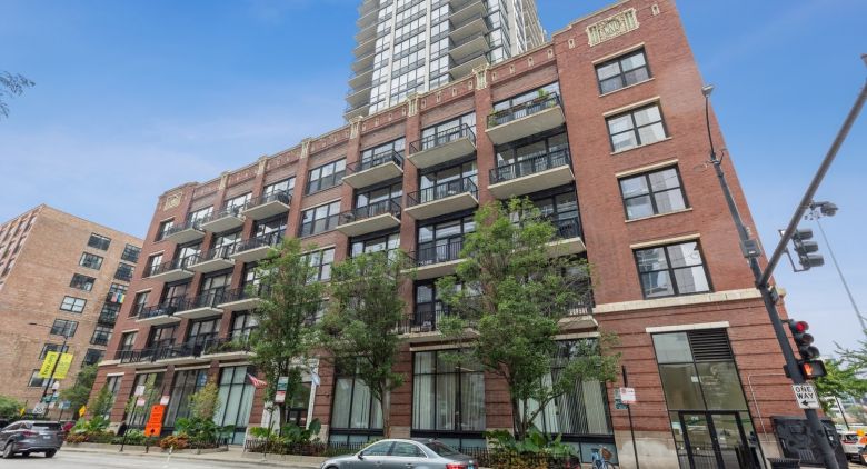 210 S Des Plaines St. #1906