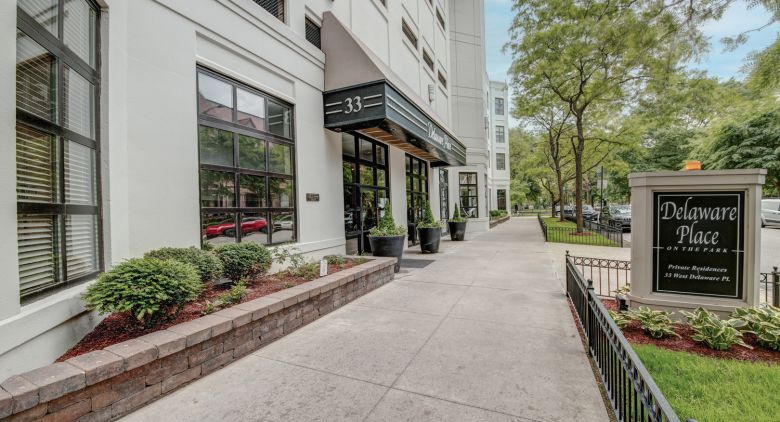 33 W Delaware Pl. #19H