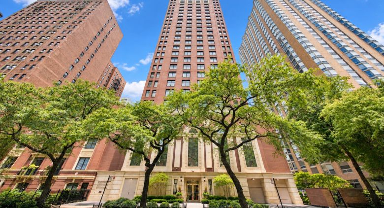 1122 N Dearborn St. #25I