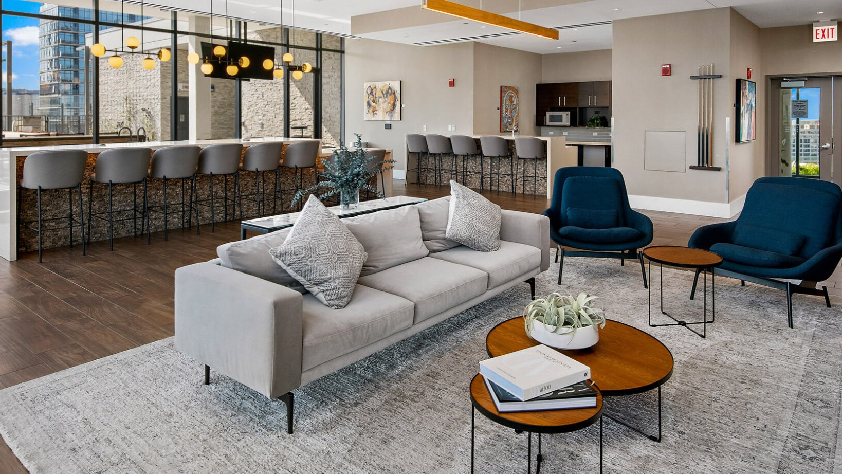 Vibrant resident lounge at Niche 905 in Chicago, featuring a long bar with seating, comfortable sofas, and modern lighting