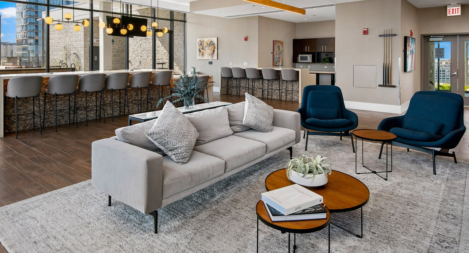 Vibrant resident lounge at Niche 905 in Chicago, featuring a long bar with seating, comfortable sofas, and modern lighting