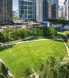 Beautiful green space surrounded by the Chicago skyline near Shoreham and Tides apartments