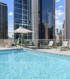 Rooftop pool with a stunning view of the Chicago skyline at Shoreham and Tides apartments