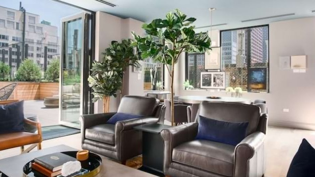 Seamless indoor-outdoor lounge at The Alfred Apartments in Chicago, with comfortable seating and access to a rooftop patio