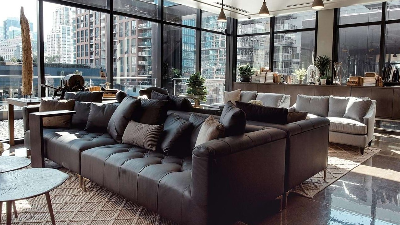 Expansive resident lounge at The Ardus in Chicago, featuring luxurious sofas, city views, and modern decor for relaxation