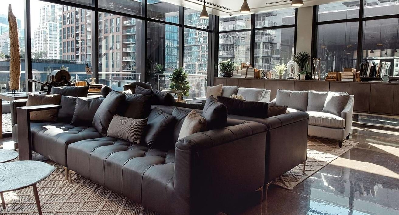 Expansive resident lounge at The Ardus in Chicago, featuring luxurious sofas, city views, and modern decor for relaxation