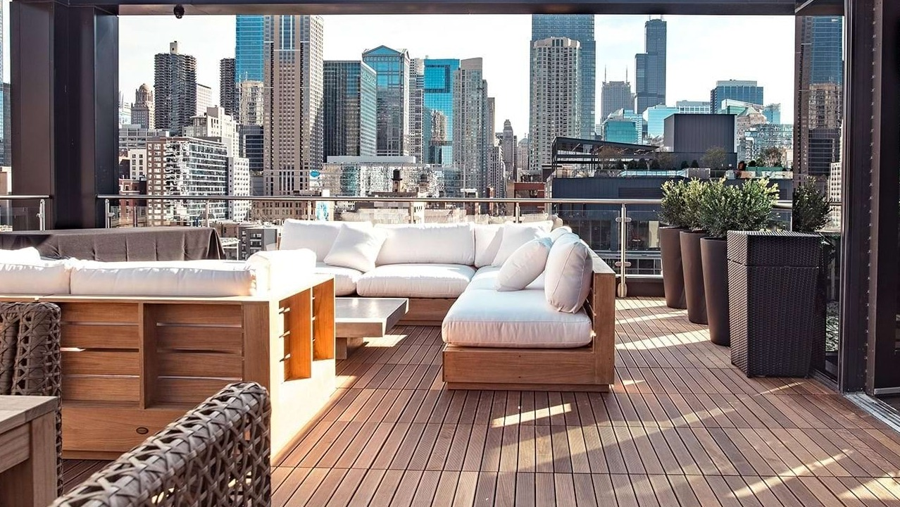Luxurious rooftop lounge at The Ardus in Chicago, featuring comfortable outdoor sofas and breathtaking panoramic city skyline views