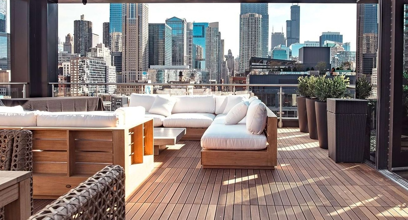 Luxurious rooftop lounge at The Ardus in Chicago, featuring comfortable outdoor sofas and breathtaking panoramic city skyline views