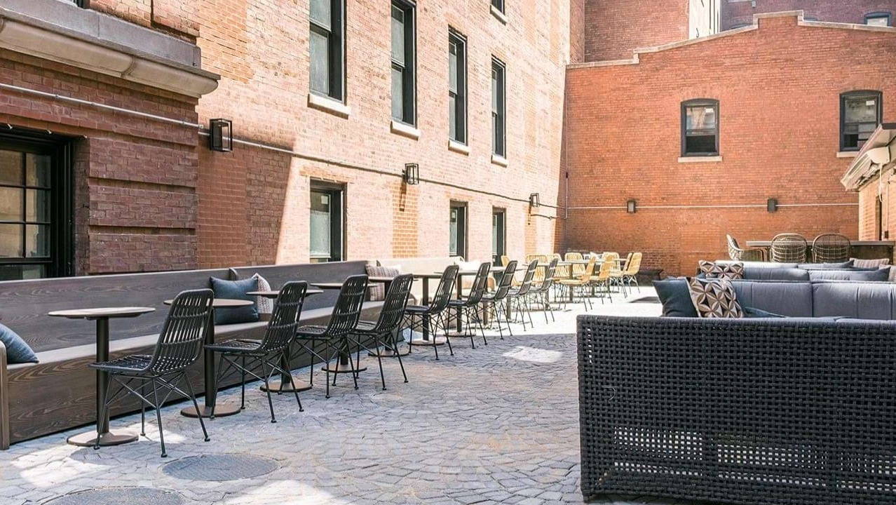 Inviting outdoor courtyard patio with various seating arrangements, perfect for relaxation or gatherings at The Duncan apartments in Chicago