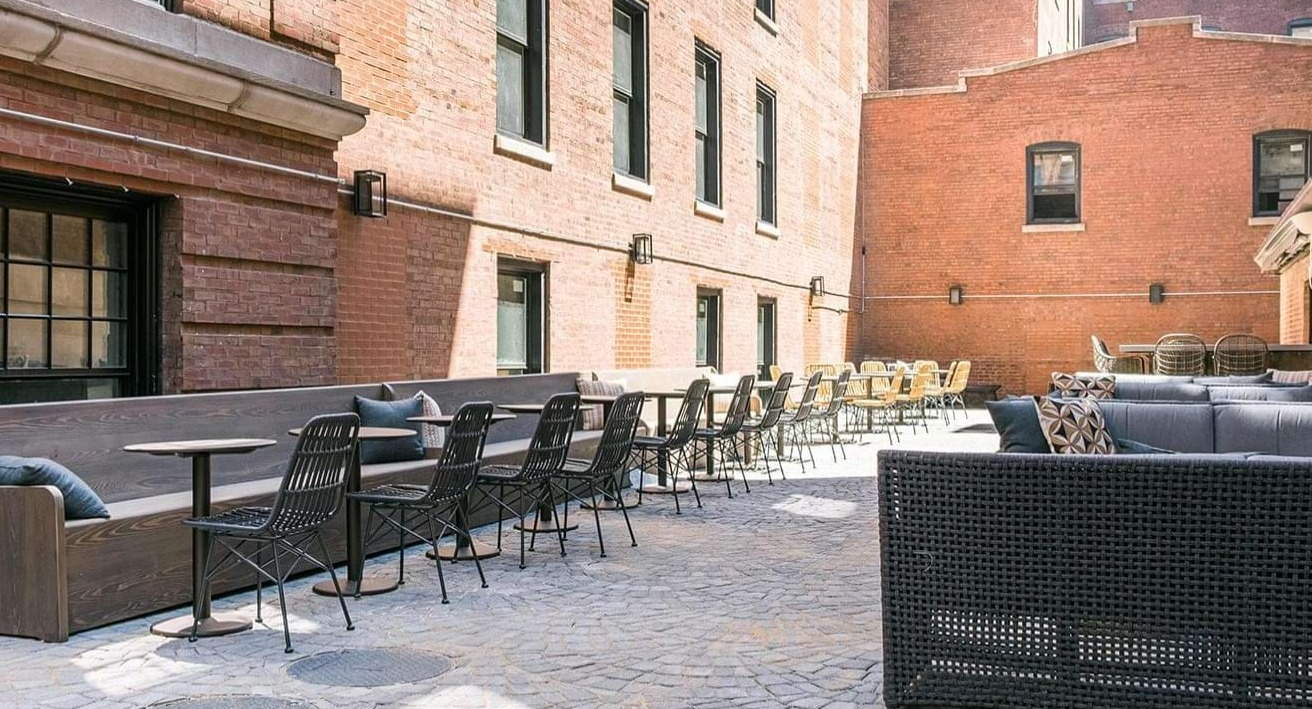Inviting outdoor courtyard patio with various seating arrangements, perfect for relaxation or gatherings at The Duncan apartments in Chicago