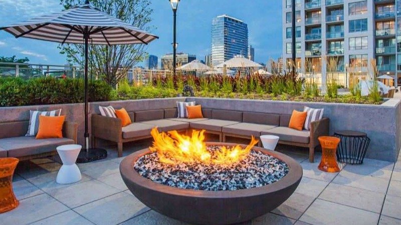 Inviting outdoor fire pit lounge at The Hudson in Chicago, featuring comfortable seating and city views, perfect for evening relaxation