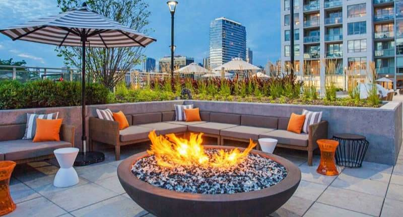 Inviting outdoor fire pit lounge at The Hudson in Chicago, featuring comfortable seating and city views, perfect for evening relaxation